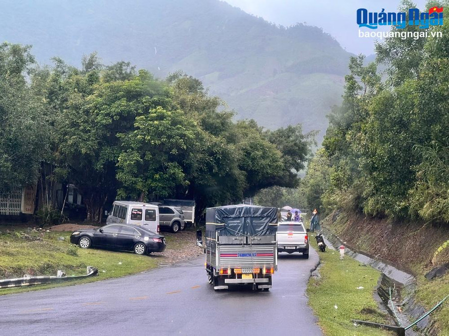 Nhiều phương tiện phải dừng lưu thông gây ùn tắc trên Quốc lộ 24.