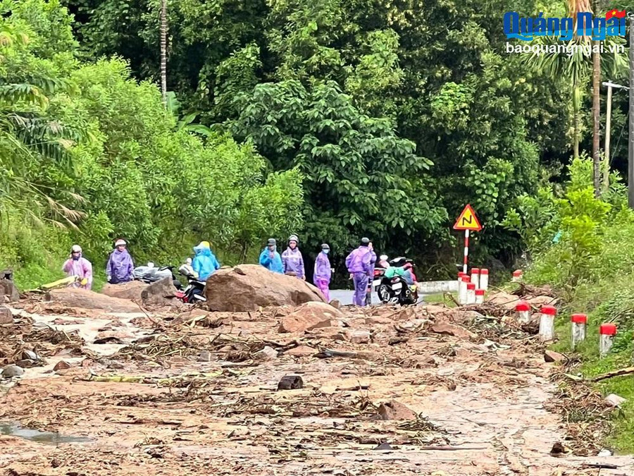 Lãnh đạo huyện Ba Tơ kiểm tra tình hình sạt lở tại tuyến đường đèo Viôlăk sáng 16/11. ẢNH: TẤN MINH