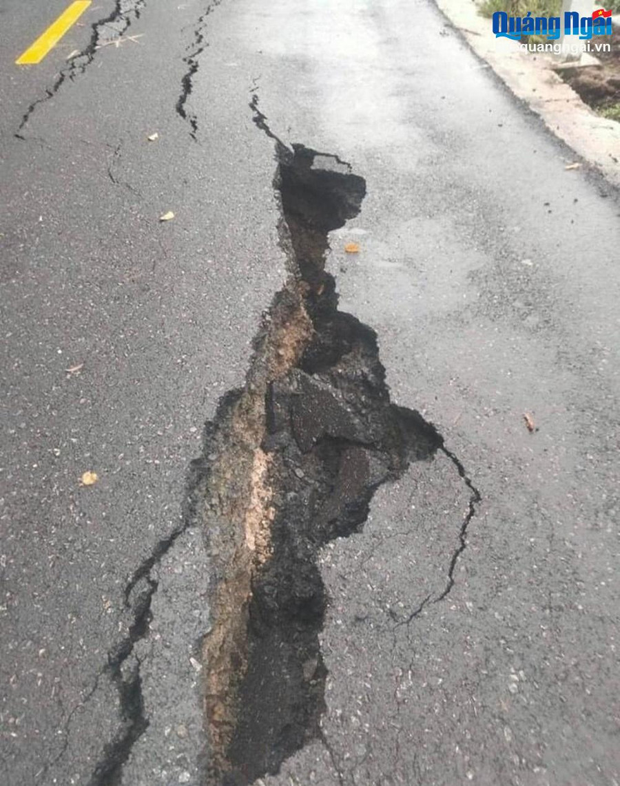 Xuất hiện các vết nứt mặt đường Quốc lộ 24 khu vực giáp ranh Quảng Ngãi và Kon Tum