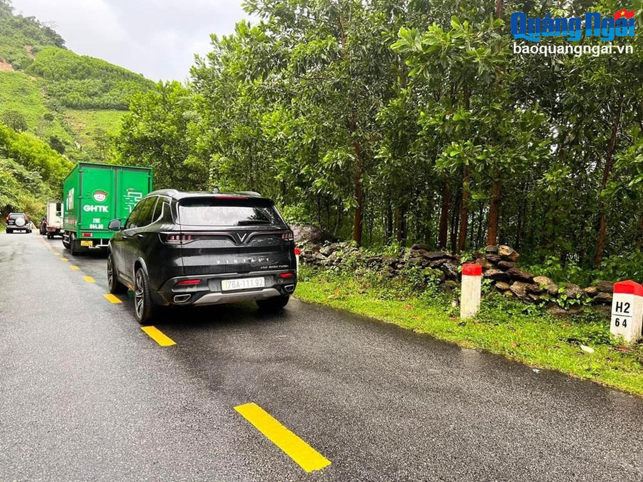 Lực lượng chức năng đã có mặt tại hiện trường, không cho người và phương tiện lưu thông qua khu vực này.