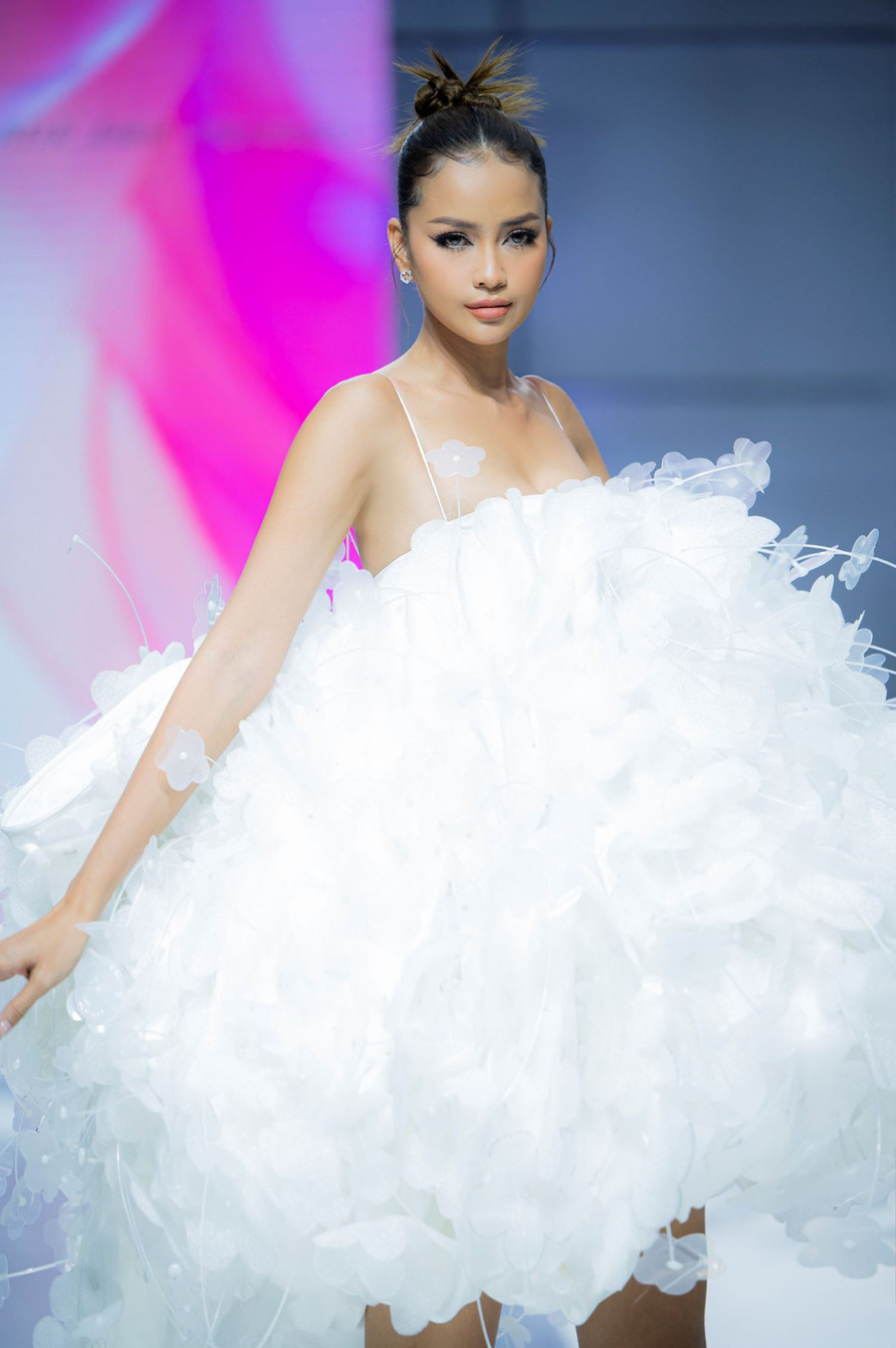 Á hậu Thảo Nhi Lê trở lại sàn diễn sau ồn ào phát ngôn - Ảnh 7. Ngọc Châu khép lại show diễn với vai trò vedette cho bộ sưu tập Relictic. Người đẹp đến từ Tây Ninh sải bước tự tin trên sàn diễn trong bộ trang phục được lấy ý tưởng từ việc tái chế rác thải để bảo vệ môi trường. Ảnh: Edi Luong