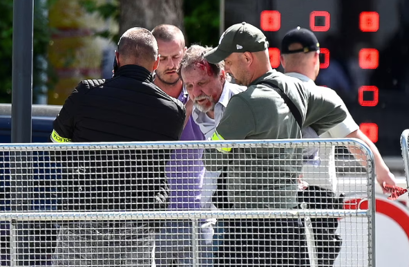 Nghi phạm bị khống chế sau khi ám sát Thủ tướng Slovakia Robert Fico hôm 15/5. Ảnh: Reuters Nghi phạm bị khống chế sau khi ám sát Thủ tướng Slovakia Robert Fico hôm 15/5. Ảnh: Reuters