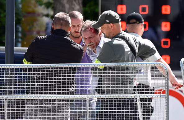 Nghi phạm bị khống chế sau khi ám sát Thủ tướng Slovakia Robert Fico hôm 15/5. Ảnh: Reuters