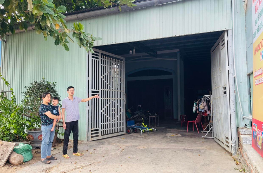 Anh Nguyễn Văn Sáng (thôn Ia Rut, xã Ia Sol) bên diện tích đất và nhà được bố mẹ để lại nhưng gặp khó trong việc cấp giấy chứng nhận quyền sử dụng đất. Ảnh: H.T