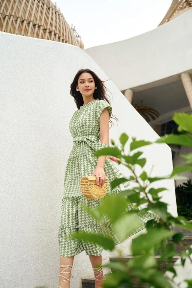 Đối với những cô nàng lười biếng nhưng vẫn muốn “chất” khi xuống phố thì cách phối tone sur tone là sự lựa chọn hoàn hảo. Diện nguyên cây xanh mint từ đầu đến chân sẽ giúp bạn trở thành tâm điểm của mọi ánh nhìn.