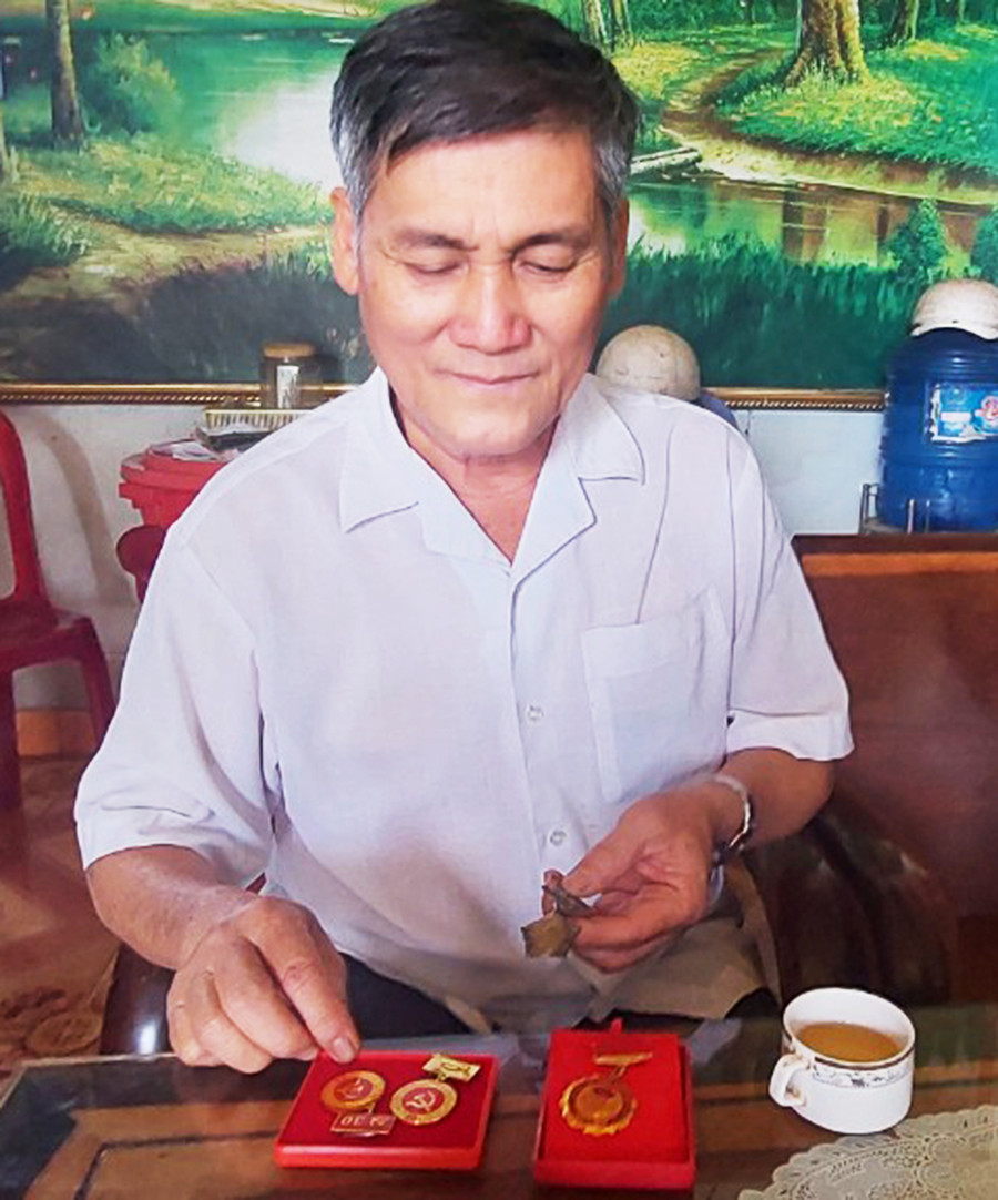 Cựu chiến binh Đoàn Khánh Tân và những kỷ vật đời binh nghiệp của mình. Ảnh: Vĩnh Hoàng