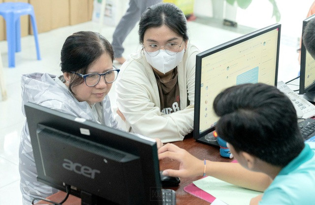 Phụ huynh và thí sinh tìm hiểu thông tin tuyển sinh của các trường ĐH trong thời gian đăng ký nguyện vọng xét tuyển. ẢNH Đ.N.T