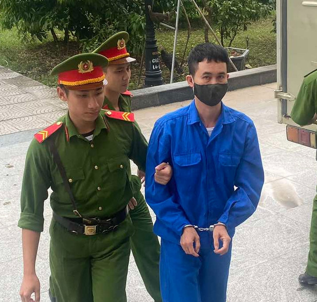 Bị cáo Tạ Duy Khanh được dẫn giải tới tòa.