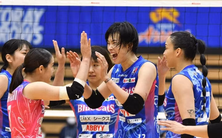 Thanh Thúy ăn mừng cùng đồng đội.