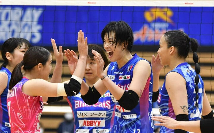 Thanh Thúy ăn mừng cùng đồng đội. Thanh Thúy ăn mừng cùng đồng đội.