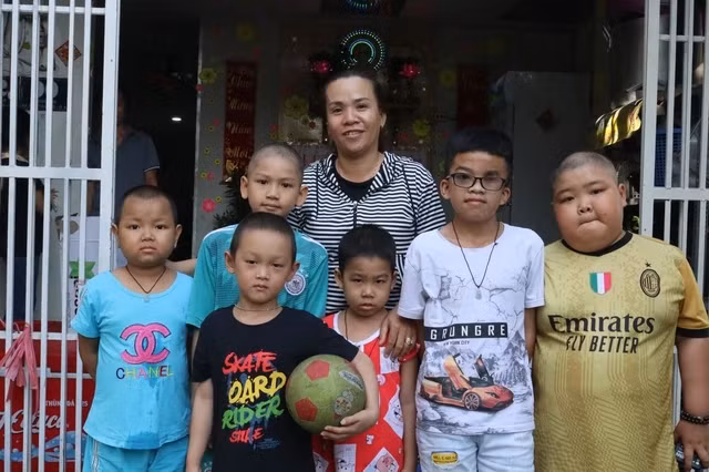 Chị Phạm Nguyệt Linh mong các bệnh nhi vượt qua “cửa tử”. Ảnh:UYỂN NHI