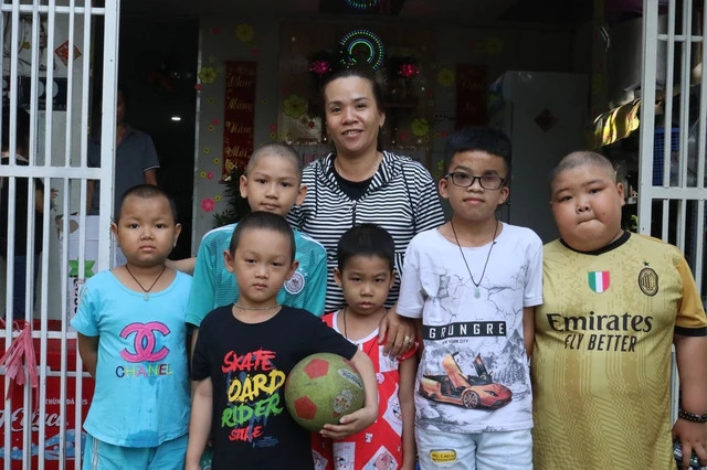 Chị Phạm Nguyệt Linh mong các bệnh nhi vượt qua “cửa tử”. Ảnh:UYỂN NHI Chị Phạm Nguyệt Linh mong các bệnh nhi vượt qua “cửa tử”. Ảnh:UYỂN NHI