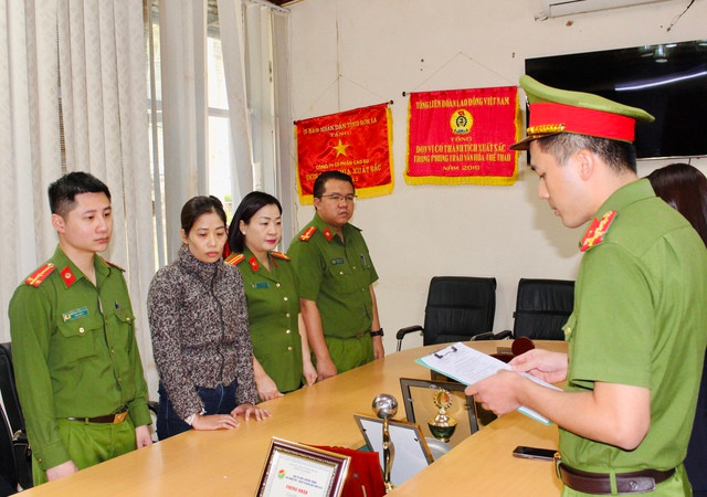 Bắt Tổng giám đốc Công ty cổ phần cao su Sơn La và thuộc cấp - Ảnh 2. Tống đạt các quyết định và lệnh tố tụng đối với bà Duyên. Ảnh: C.T