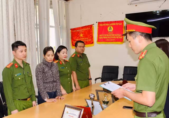 Tống đạt các quyết định và lệnh tố tụng đối với bà Duyên. Ảnh: C.T