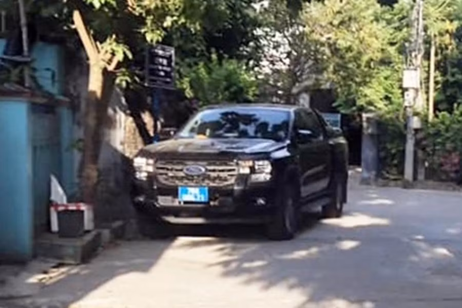 Hình ảnh xe công đỗ tại nhà riêng được đăng trên mạng xã hội. Hình ảnh xe công đỗ tại nhà riêng được đăng trên mạng xã hội.