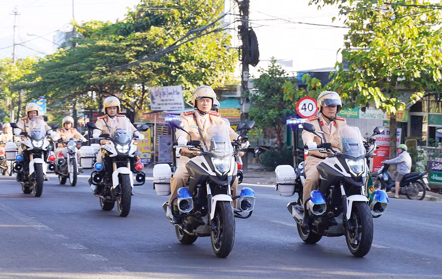 Lực lượng Công an tỉnh ra quân tấn công trấn áp tội phạm, đảm bảo an ninh trật tự trước, trong và sau Tết Nguyên đán 2024. Ảnh: Nông Hòa Lực lượng Công an tỉnh ra quân tấn công trấn áp tội phạm, đảm bảo an ninh trật tự trước, trong và sau Tết Nguyên đán 2024. Ảnh: Nông Hòa