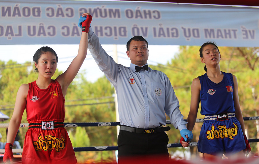 Võ sĩ Trần Nguyễn Bảo Ngọc (bìa trái) đã mang về tấm huy chương vàng đầu tiên của Muay Gia Lai ở đấu trường quốc gia. Ảnh: Văn Ngọc Võ sĩ Trần Nguyễn Bảo Ngọc (bìa trái) đã mang về tấm huy chương vàng đầu tiên của Muay Gia Lai ở đấu trường quốc gia. Ảnh: Văn Ngọc