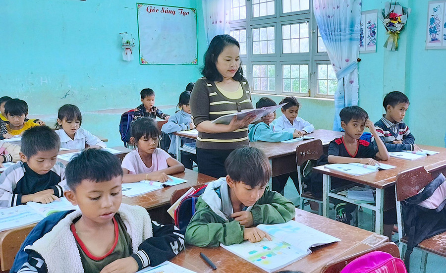 Cô giáo Hoàng Thị Quế Nhàn trong giờ đứng lớp dạy học. Ảnh: M.T Cô giáo Hoàng Thị Quế Nhàn trong giờ đứng lớp dạy học. Ảnh: M.T