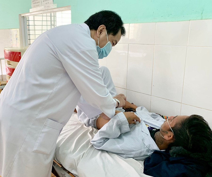 Bác sĩ Khoa Nội tổng hợp (Bệnh viện Đa khoa tỉnh) thăm khám cho bệnh nhân Rơ Mah Tin. Ảnh: N.N
