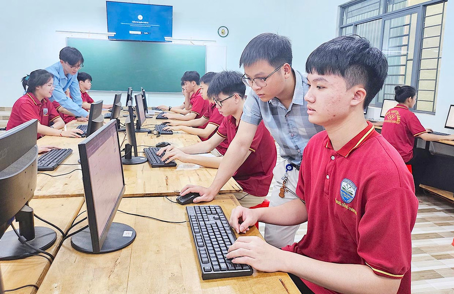 Trong suốt quá trình ĐKDT, Trường THPT Chi Lăng (TP. Pleiku) cử giáo viên túc trực 100% để hỗ trợ tối đa cho học sinh. Ảnh: M.T