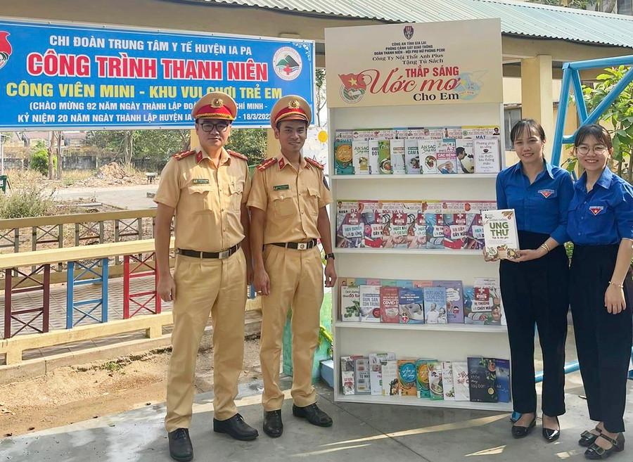 Chi đoàn cơ sở Phòng Cảnh sát giao thông Công an tỉnh tặng Trung tâm Y tế huyện Ia Pa tủ sách “Thắp sáng ước mơ cho em” giúp các bệnh nhi có không gian thư giãn. Ảnh: Vũ Chi