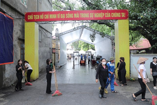 Đoàn viên, thanh niên cùng các thành viên trong Hội Phụ nữ địa phương tích cực dọn dẹp, vệ sinh đường làng, ngõ xóm và các điểm thờ tự, nhà văn hóa… để phục vụ Quốc tang Tổng Bí thư. Đoàn viên, thanh niên cùng các thành viên trong Hội Phụ nữ địa phương tích cực dọn dẹp, vệ sinh đường làng, ngõ xóm và các điểm thờ tự, nhà văn hóa… để phục vụ Quốc tang Tổng Bí thư.
