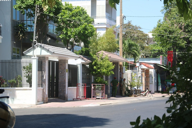 Lực lượng bảo vệ dân phố có mặt tại nhà ông Phương để giữ gìn an ninh trật tự. Ảnh: Hợp Phố Lực lượng bảo vệ dân phố có mặt tại nhà ông Phương để giữ gìn an ninh trật tự. Ảnh: Hợp Phố