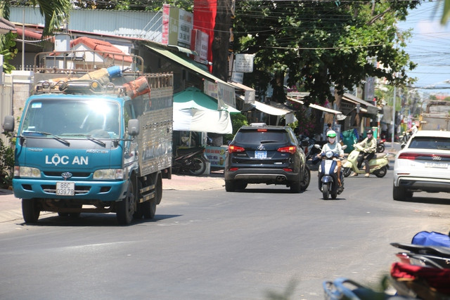 Xe công vụ của Bộ Công an có mặt tại nhà ông Lê Tiến Phương lúc 13 giờ, ngày 26-4. Ảnh: Hợp Phố Xe công vụ của Bộ Công an có mặt tại nhà ông Lê Tiến Phương lúc 13 giờ, ngày 26-4. Ảnh: Hợp Phố