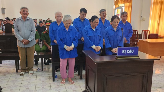 8 bị cáo trước tòa.