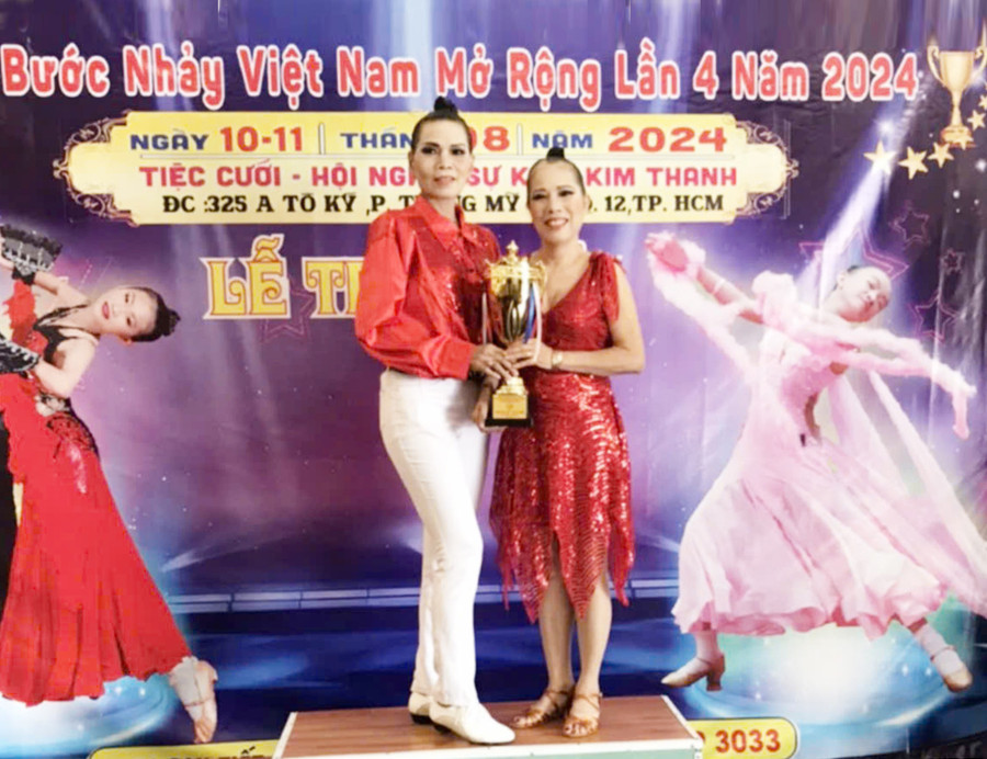 Bà Trần Thị Hải (bìa phải) tham gia Giải Vô địch Khiêu vũ thể thao-Nghệ thuật-Đồng diễn-Linedance cúp bước nhảy Việt Nam mở rộng lần thứ 4-2024 (ảnh NVCC).
