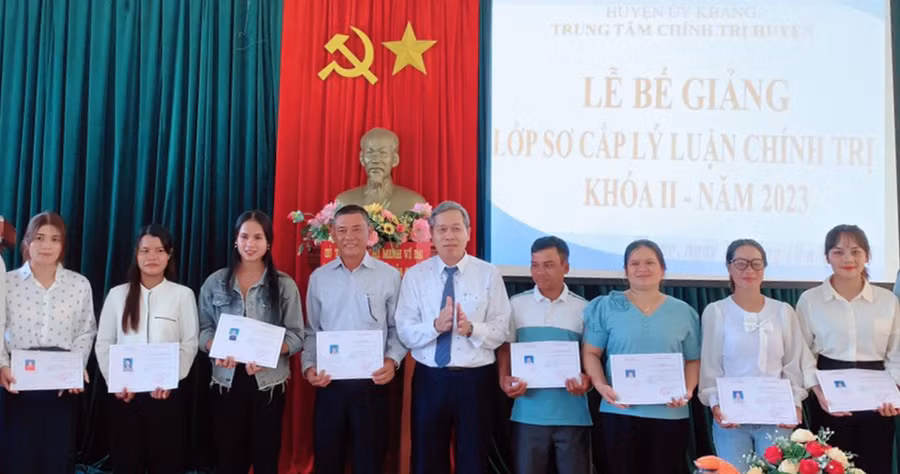 Lãnh đạo Trung tâm Chính trị huyện Kbang trao bằng tốt nghiệp sơ cấp lý luận chính trị cho các học viên. Ảnh: Hà Duyệt