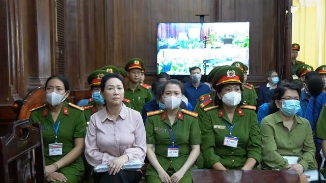 Bị cáo Trương Mỹ Lan (hàng đầu, thứ 2 từ trái sang) và các bị cáo tại tòa. Ảnh: NGUYỄN ANH Bị cáo Trương Mỹ Lan (hàng đầu, thứ 2 từ trái sang) và các bị cáo tại tòa. Ảnh: NGUYỄN ANH