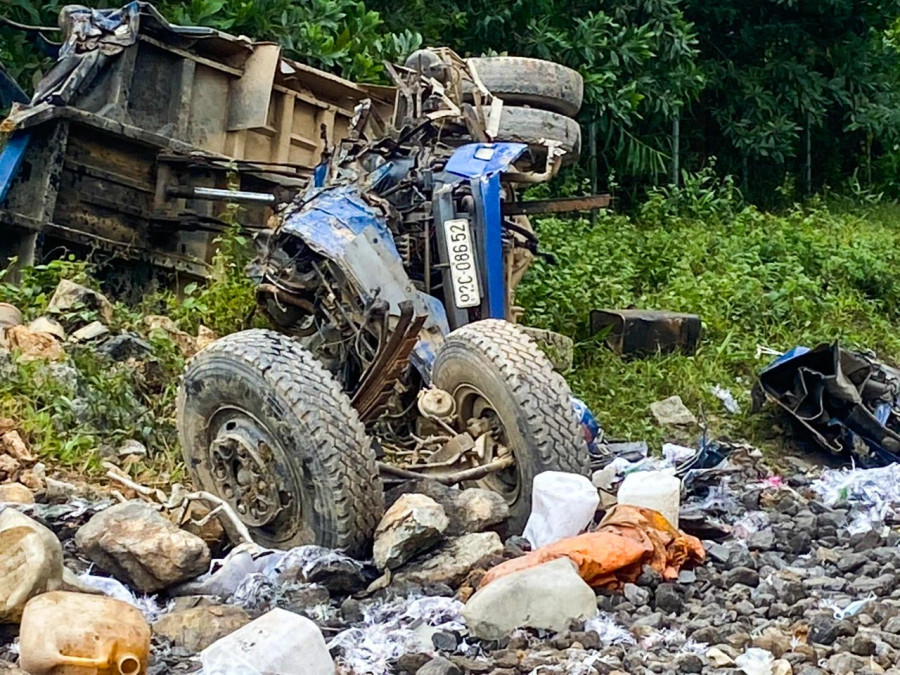 Xe ben biến dạng sau vụ tai nạn Xe ben biến dạng sau vụ tai nạn