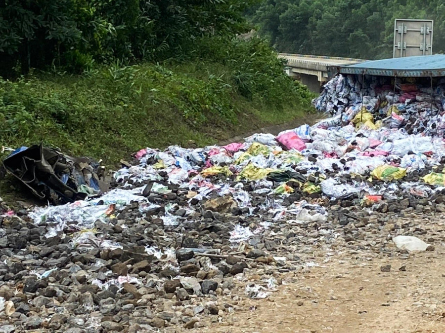 Sau cú tông mạnh, rơ moóc lật ngang đường, hàng hóa trong thùng container đổ tràn ra lề đường La Sơn - Túy Loan Sau cú tông mạnh, rơ moóc lật ngang đường, hàng hóa trong thùng container đổ tràn ra lề đường La Sơn - Túy Loan