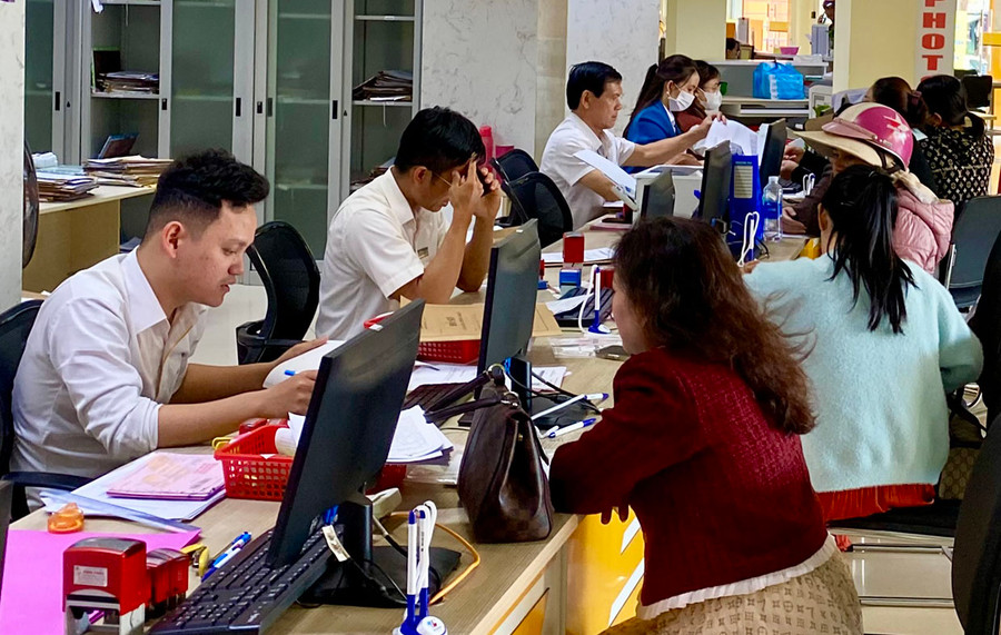 Giải quyết thủ tục hành chính cho người dân và doanh nghiệp tại Trung tâm Phục vụ hành chính công tỉnh. Ảnh: H.D