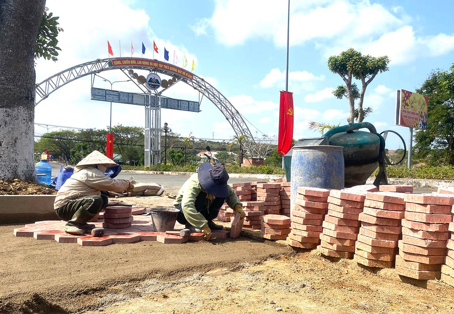 Vỉa hè đường Quang Trung (thị trấn Đak Pơ) được sửa chữa, thay mới giúp cảnh quan đô thị thêm khang trang, sạch đẹp. Ảnh: N.M Vỉa hè đường Quang Trung (thị trấn Đak Pơ) được sửa chữa, thay mới giúp cảnh quan đô thị thêm khang trang, sạch đẹp. Ảnh: N.M