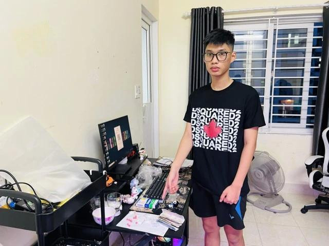 Lực lượng chức năng phát hiện Phan Nguyễn Phước Duy tàng trữ ma túy. Ảnh B.T Lực lượng chức năng phát hiện Phan Nguyễn Phước Duy tàng trữ ma túy. Ảnh B.T