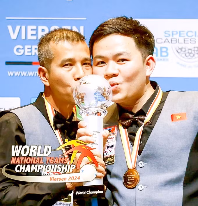 Hai cơ thủ Trần Quyết Chiến và Bao Phương Vinh hạnh phúc cùng ngôi vô địch đồng đội carom 3 băng thế giới 2024