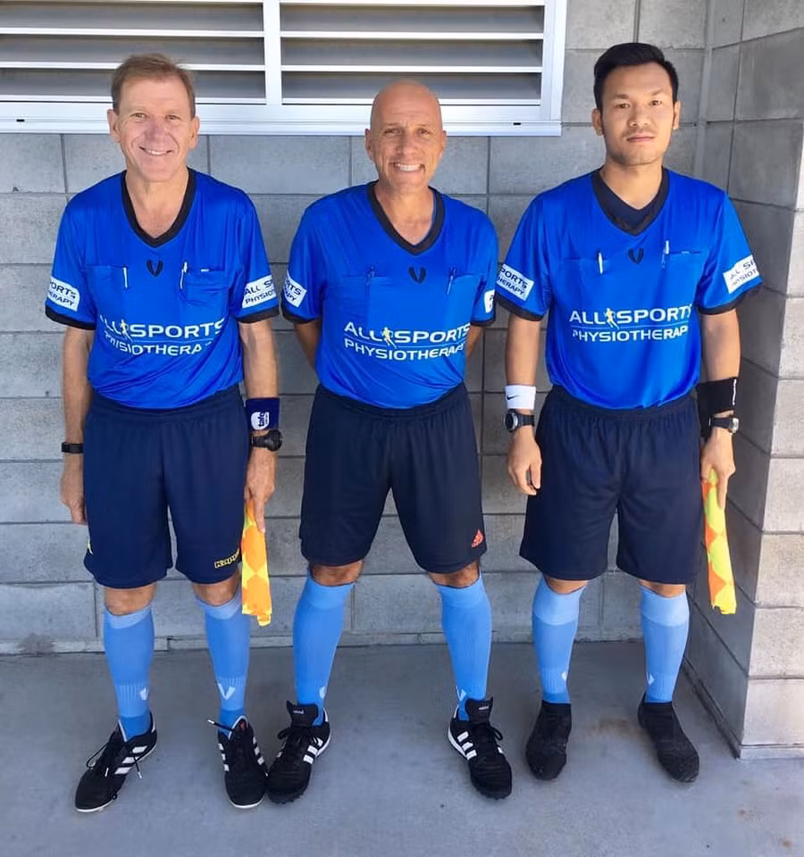 Trọng tài Đăng (bìa phải). Ảnh: NVCC