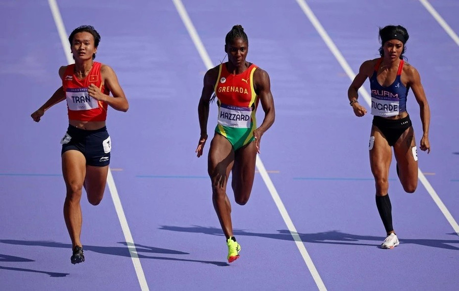 Trần Thị Nhi Yến (trên) trên đường chạy 100m tại Olympic Paris 2024.