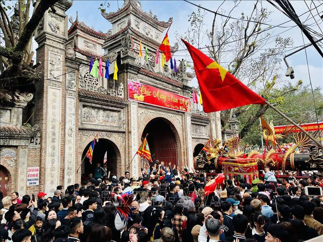 Đám rước pháo di chuyển từ nhà truyền thống đến sân Đình. Ảnh: Đỗ Huyền - TTXVN Đám rước pháo di chuyển từ nhà truyền thống đến sân Đình. Ảnh: Đỗ Huyền - TTXVN