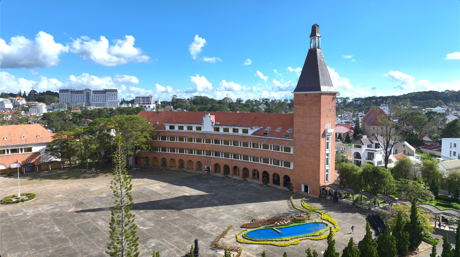 Chiếc hồ nhỏ trong sân Trường Cao đẳng Đà Lạt là sân khấu của chương trình nghệ thuật thời trang tơ lụa chủ đề “Đà Lạt - Tình yêu của tôi”