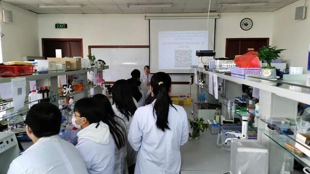 Học sinh Trường THPT Bùi Thị Xuân (Q.1, TP.HCM) tham quan trường ĐH để tìm hiểu về ngành nghề đào tạo. Ảnh: TÂM NGUYỄN