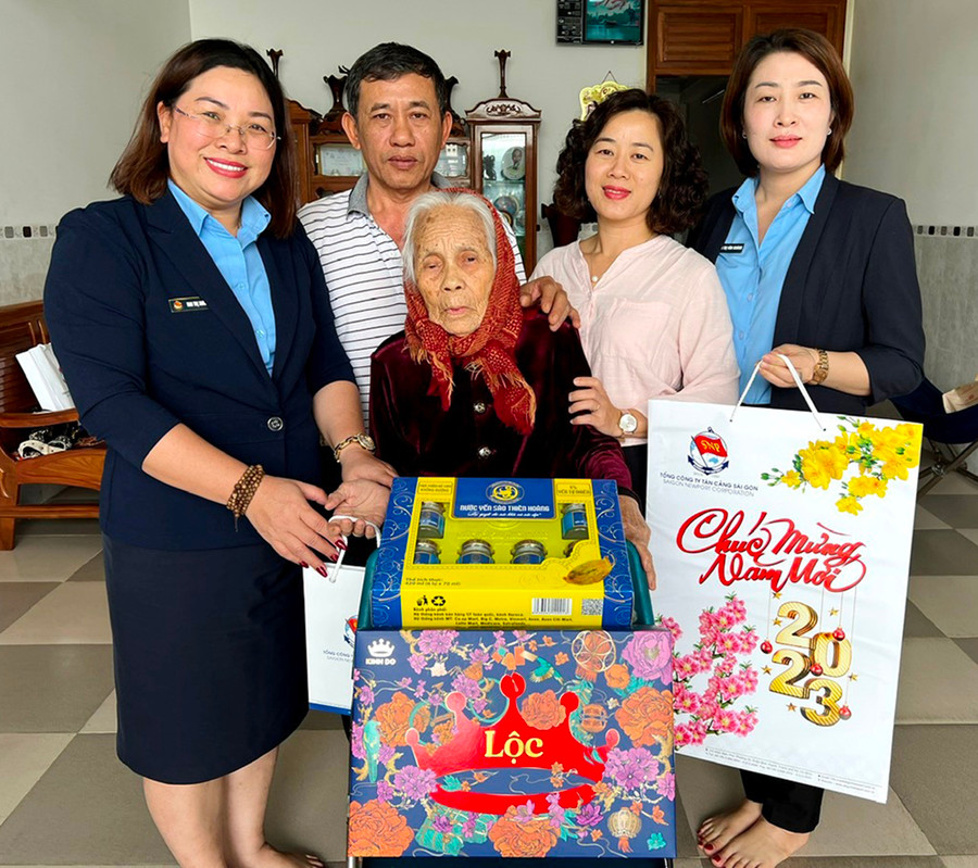 Đại diện Tổng Công ty Tân Cảng Sài Gòn cùng Ban Tuyên giáo Tỉnh ủy đến thăm và trao tiền phụng dưỡng cho Mẹ Việt Nam Anh hùng Lê Thị Hàng (phường Tây Sơn, thị xã An Khê) vào ngày 11-1-2023. Ảnh: Đ.Y Đại diện Tổng Công ty Tân Cảng Sài Gòn cùng Ban Tuyên giáo Tỉnh ủy đến thăm và trao tiền phụng dưỡng cho Mẹ Việt Nam Anh hùng Lê Thị Hàng (phường Tây Sơn, thị xã An Khê) vào ngày 11-1-2023. Ảnh: Đ.Y