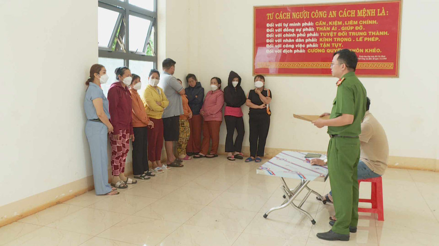 Lực lượng công an lấy lời khai các đối tượng.