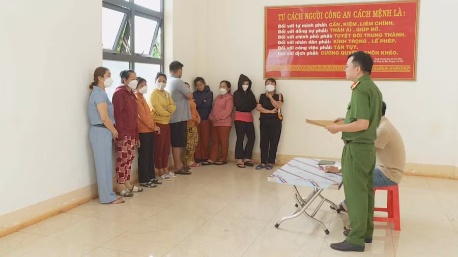 Lực lượng công an lấy lời khai các đối tượng.