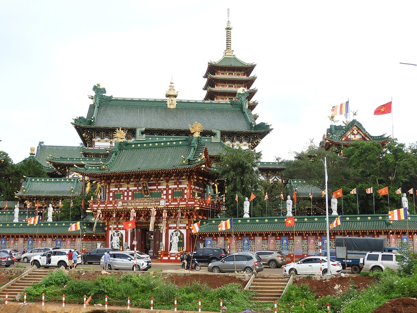 Tuyệt đối không đi lễ hội trong giờ hành chính; không sử dụng ngân sách nhà nước, phương tiện, tài sản công trái quy định cho hoạt động lễ hội, vui chơi… Ảnh: Thanh Nhật