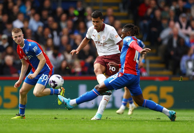 Rodri liên tiếp phạm sai lầm nhưng may mắn Man City không phải trả giá