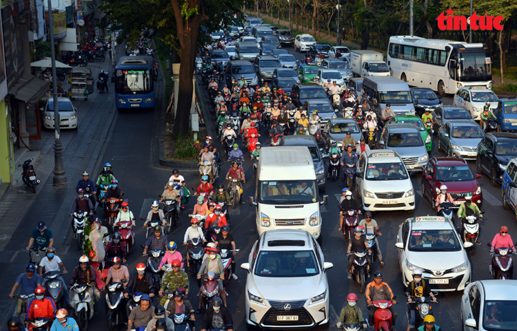 Xe lưu thông trên đường Trần Quốc Hoàn hướng ra vòng xoay Lăng Cha Cả (quận Tân Bình, TP. HCM). Ảnh: Mạnh Linh/Báo Tin tức Xe lưu thông trên đường Trần Quốc Hoàn hướng ra vòng xoay Lăng Cha Cả (quận Tân Bình, TP. HCM). Ảnh: Mạnh Linh/Báo Tin tức
