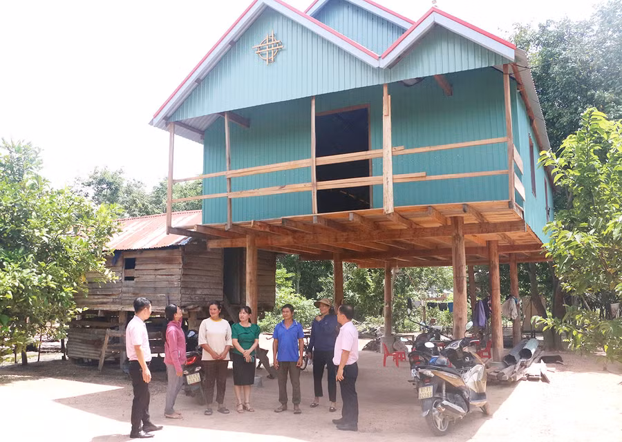 Nhờ nguồn vốn vay ưu đãi, gia đình anh Siu Yun (thứ 3 từ phải sang, buôn Ma San, xã Ia Ma Rơn) đã làm được ngôi nhà sàn khang trang. Ảnh: N.Q